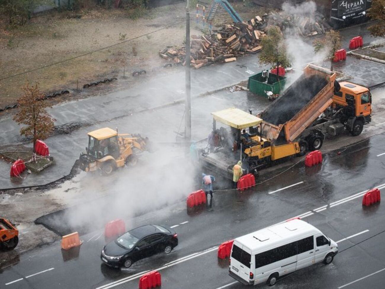Асфальт на улице Ревуцкого укладывали в лужу