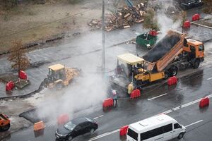 Асфальт на улице Ревуцкого укладывали в лужу