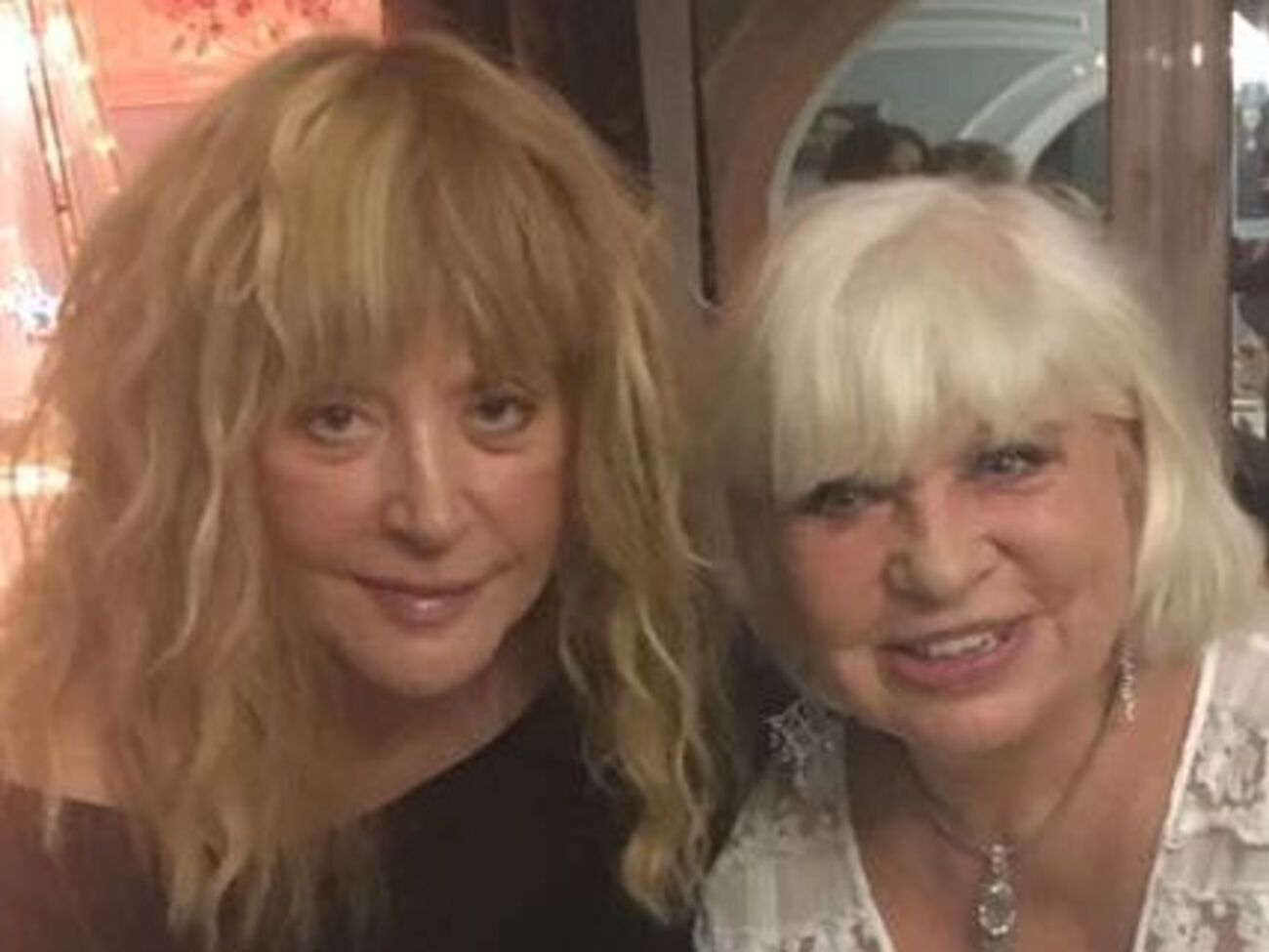 Пугачева в черном и с распущенными волосами поздравляла подругу с днем рождения