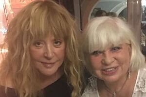 Пугачева в черном и с распущенными волосами поздравляла подругу с днем рождения