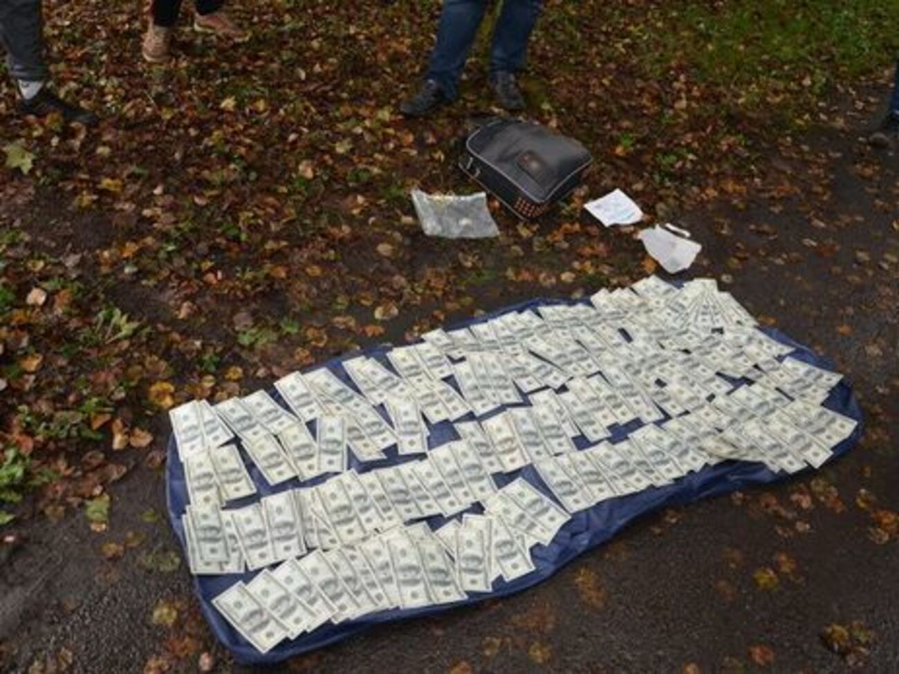 Чиновника задержали при получении части взятки в размере $20 тыс.