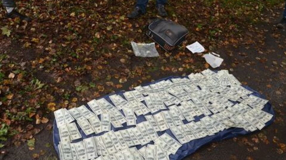 Чиновника задержали при получении части взятки в размере $20 тыс.