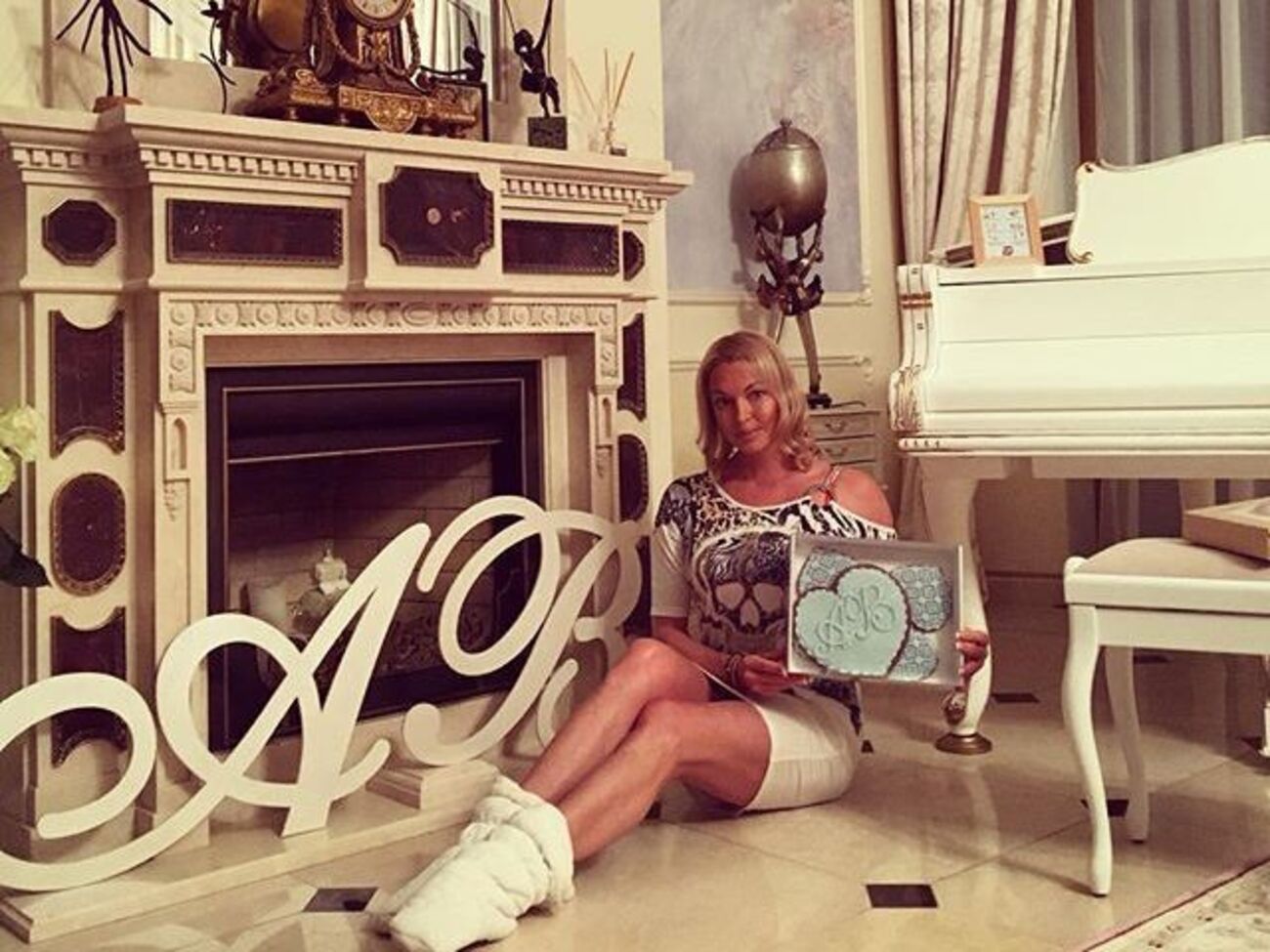 Волочкова:&nbsp;А зачем мне такая свадебная кукла на капоте?