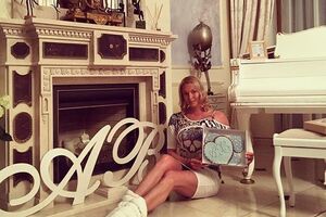 Волочкова: А зачем мне такая свадебная кукла на капоте?