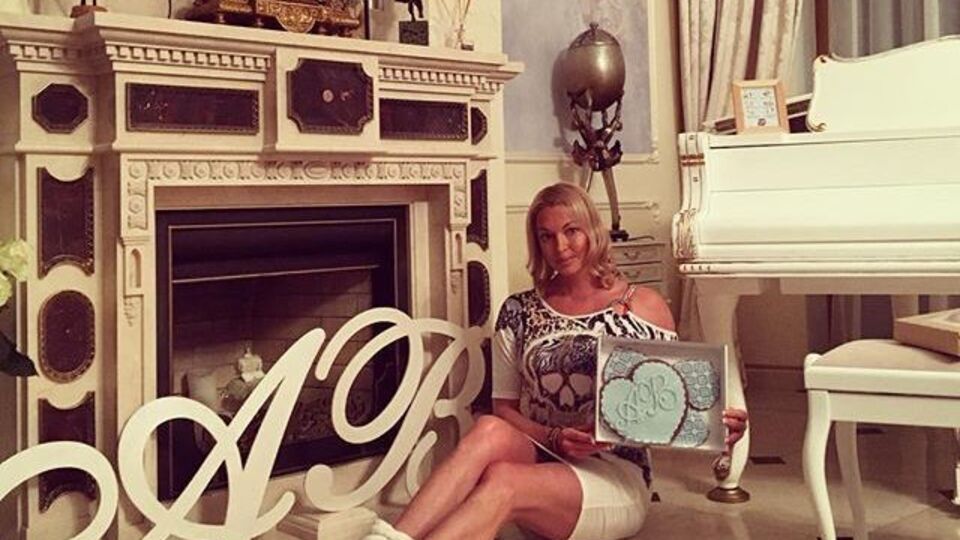 Волочкова: А зачем мне такая свадебная кукла на капоте?