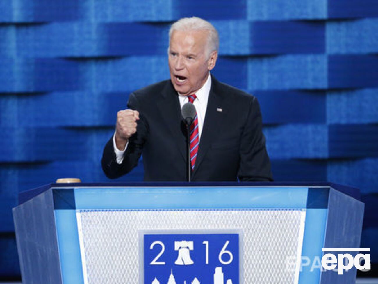 Джо Байден предупредил президента Украины Петра Порошенко о необходимости пойти на уступки России по Донбассу