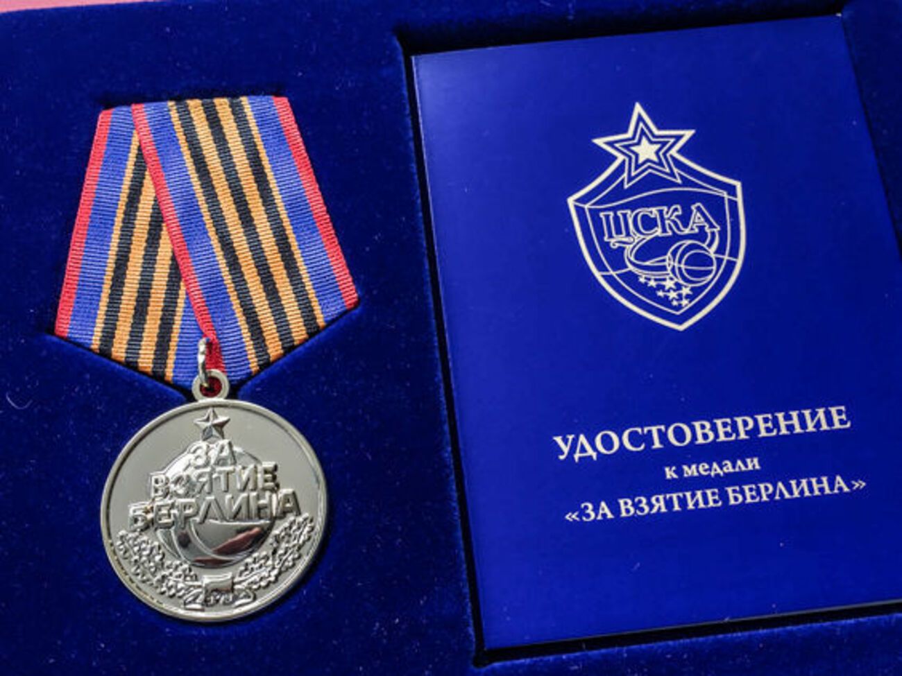 Болельщики получили медали в честь победы команды