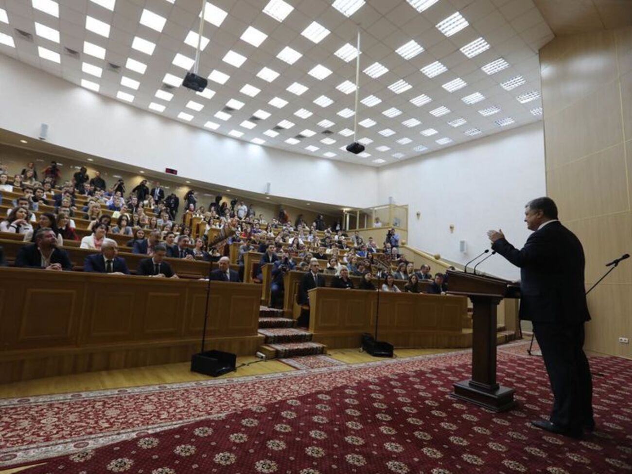 Петр Порошенко: В отличие от политиков, украинцы демонстрируют "впечатляющее единство"
