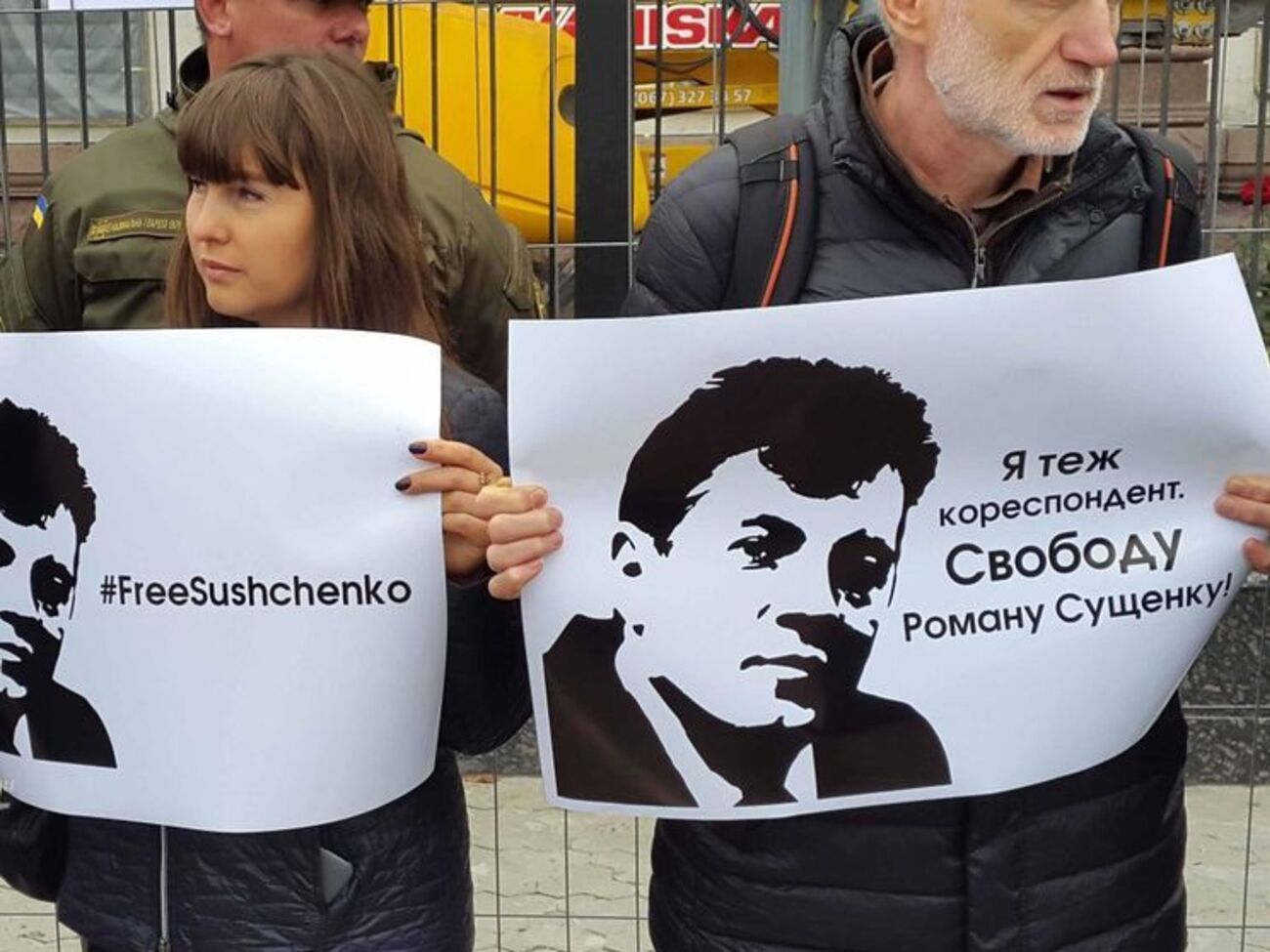 В Киеве под стенами посольства России прошла акция в поддержку украинского журналиста Сущенко