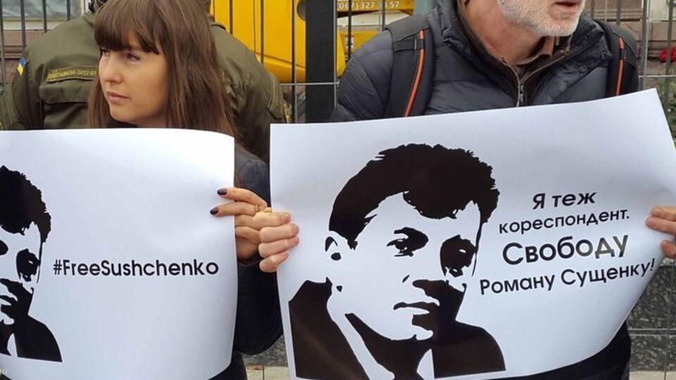 В Киеве под стенами посольства России прошла акция в поддержку украинского журналиста Сущенко
