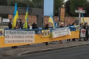 Несколько десятков людей с флагами Украины, антивоенными плакатами и портретами заключенных в России украинских граждан провели митинг