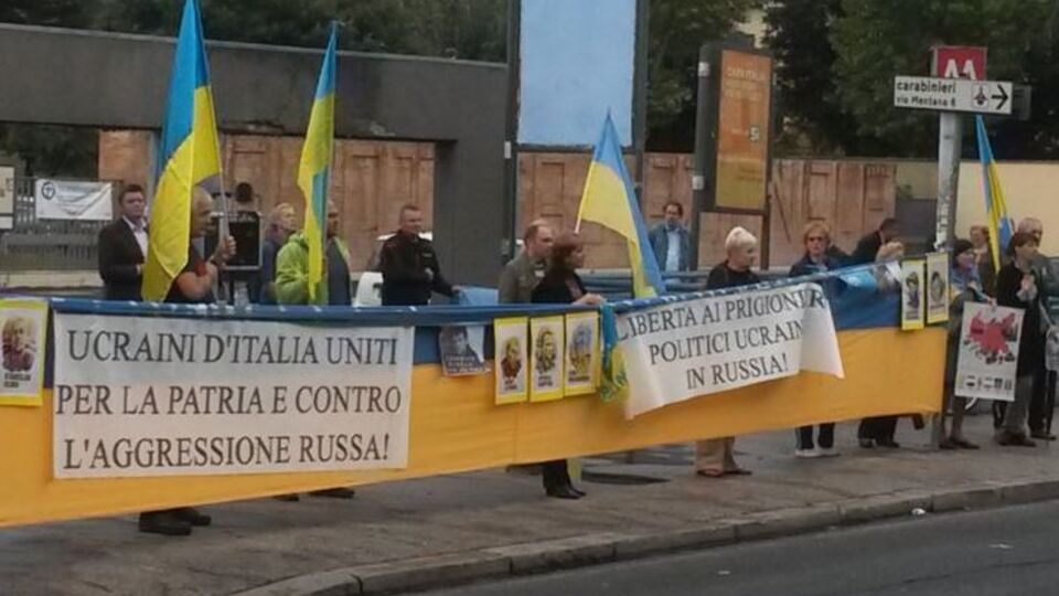 Несколько десятков людей с флагами Украины, антивоенными плакатами и портретами заключенных в России украинских граждан провели митинг