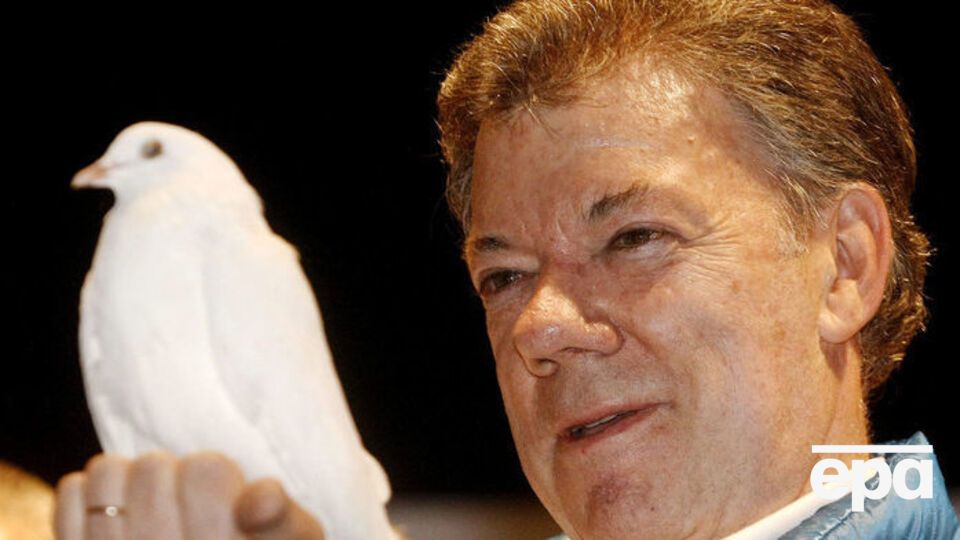 В сентябре Хуан Сантос подписал мирный договор с партизанами FARC