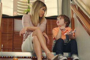 Энистон прогулялась с мальчиком по борту самолета