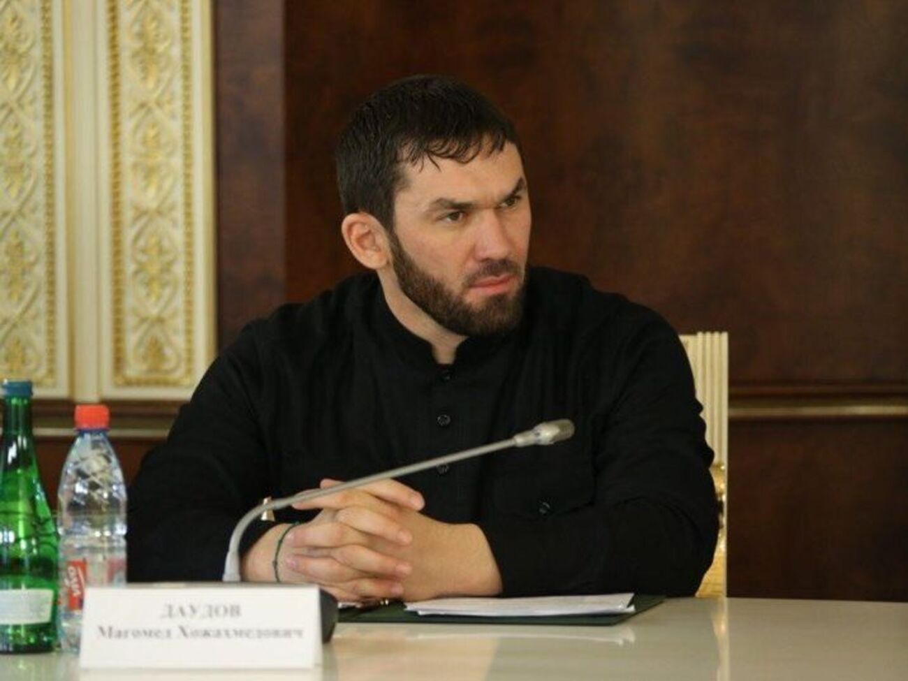 СМИ:&nbsp;Даудов&nbsp;прибыл к зданию суда в сопровождении 10 машин