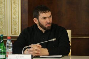 СМИ: Даудов прибыл к зданию суда в сопровождении 10 машин