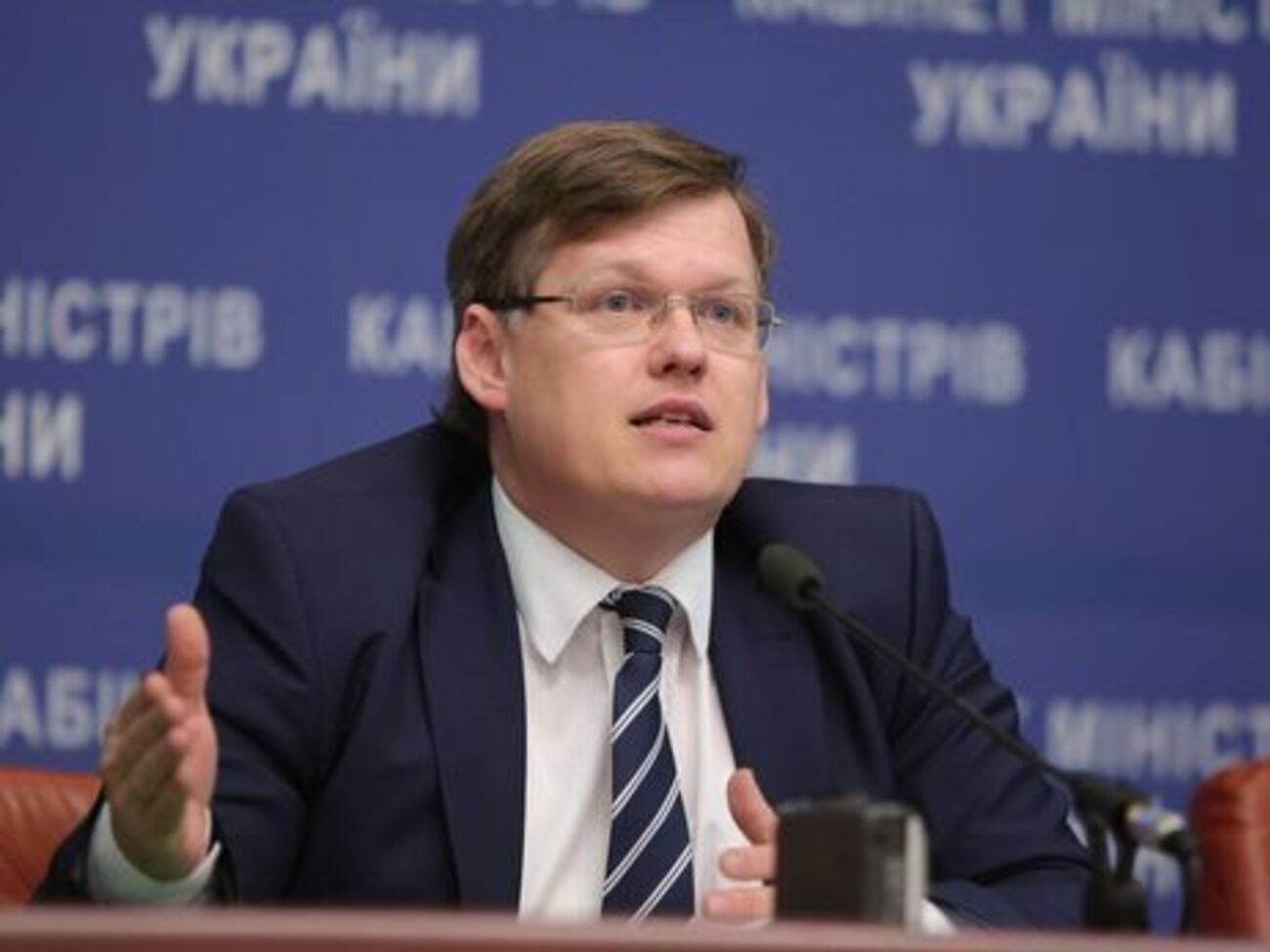 Розенко сообщил об окончательном отказе в выплате пенсии Азарову в Украине