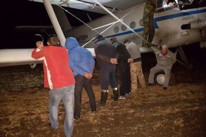 Злоумышленников задержали во время загрузки на борт самолета ящиков с сигаретами