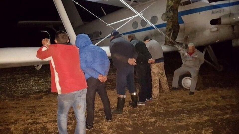 Злоумышленников задержали во время загрузки на борт самолета ящиков с сигаретами