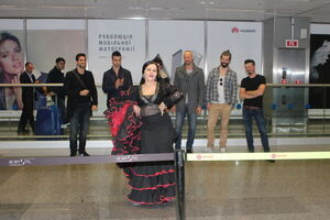 В Борисполе испанцев встретили украинским исполнением фламенко