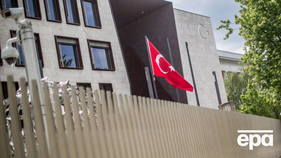 Несколько дипломатов из турецкого посольства в Германии просят политического убежища