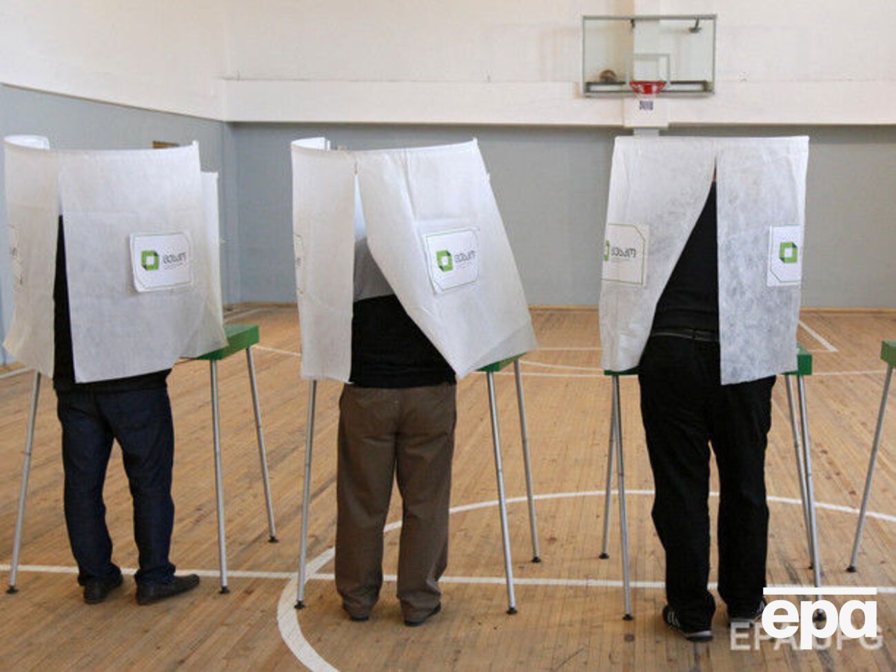 По данным опроса компании GFK, пятипроцентный барьер преодолевает также партия&nbsp;"Альянс патриотов"