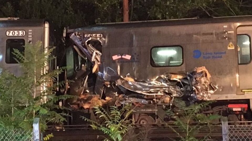 Три вагона сошли с рельсов