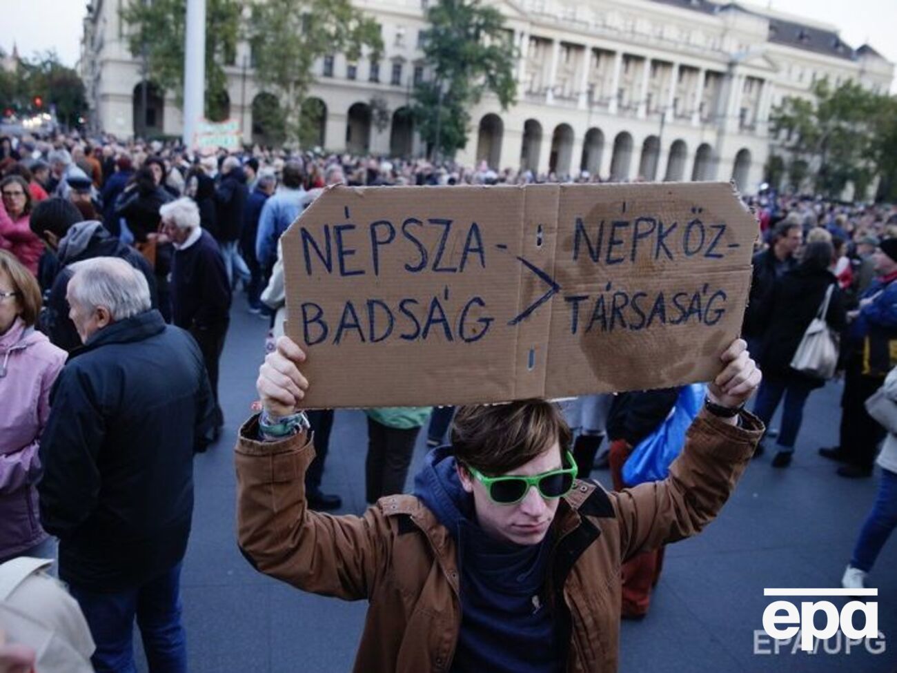 Надпись на плакате демонстранта: "Nepszabadsag&nbsp;&ndash; народная республика"