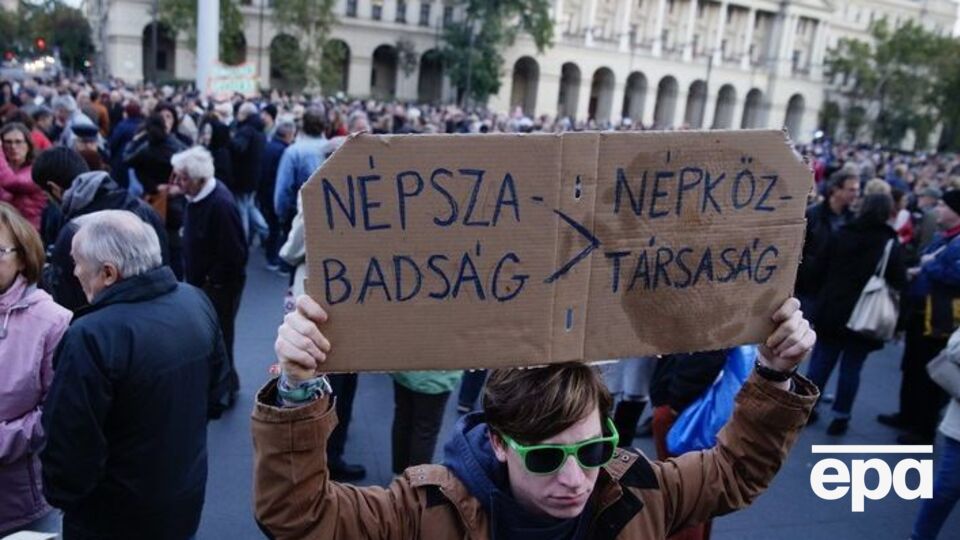 Надпись на плакате демонстранта: "Nepszabadsag – народная республика"