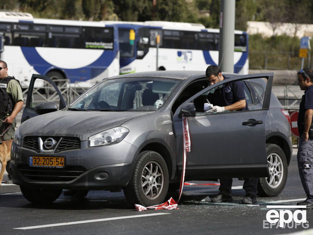 Эксперты осматривают машину, из которой стрелял террорист
