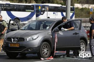 Эксперты осматривают машину, из которой стрелял террорист