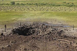 Воронка на шоссе после взрыва