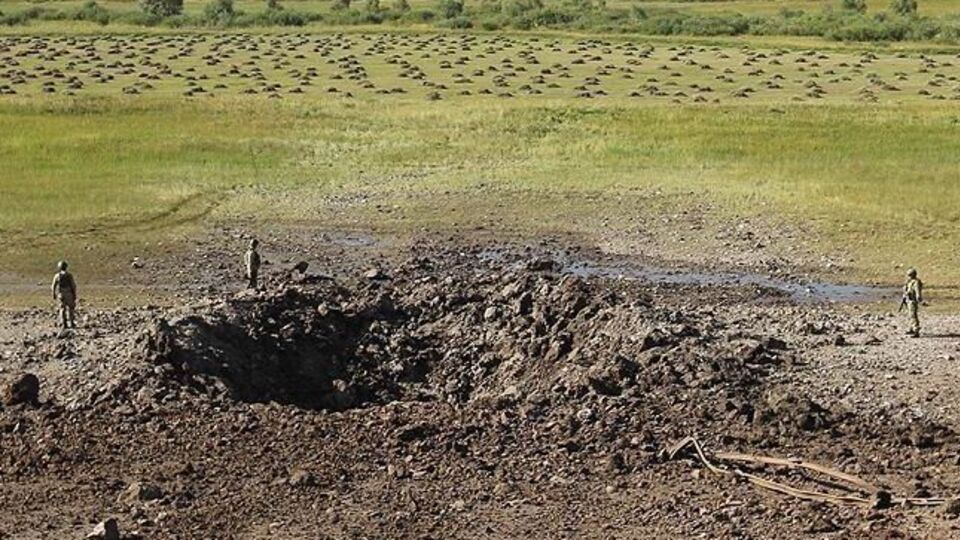 Воронка на шоссе после взрыва