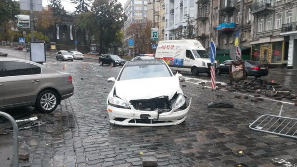 СМИ: Удар был настолько сильным, что у авто сработали подушки безопасности