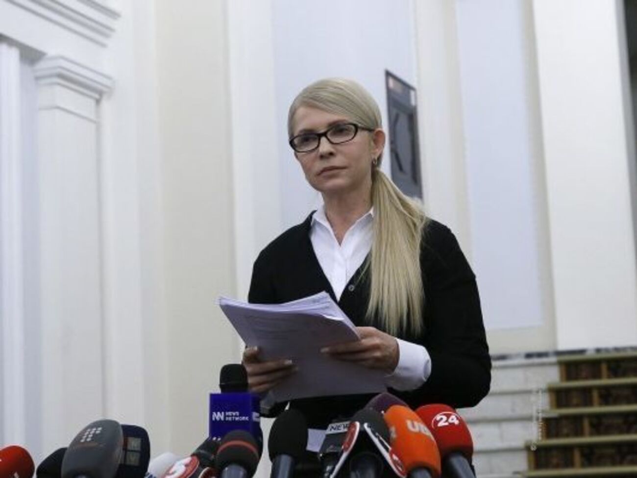 Тимошенко заявила, что президент, премьер и министры получают до 100 тыс. грн зарплаты