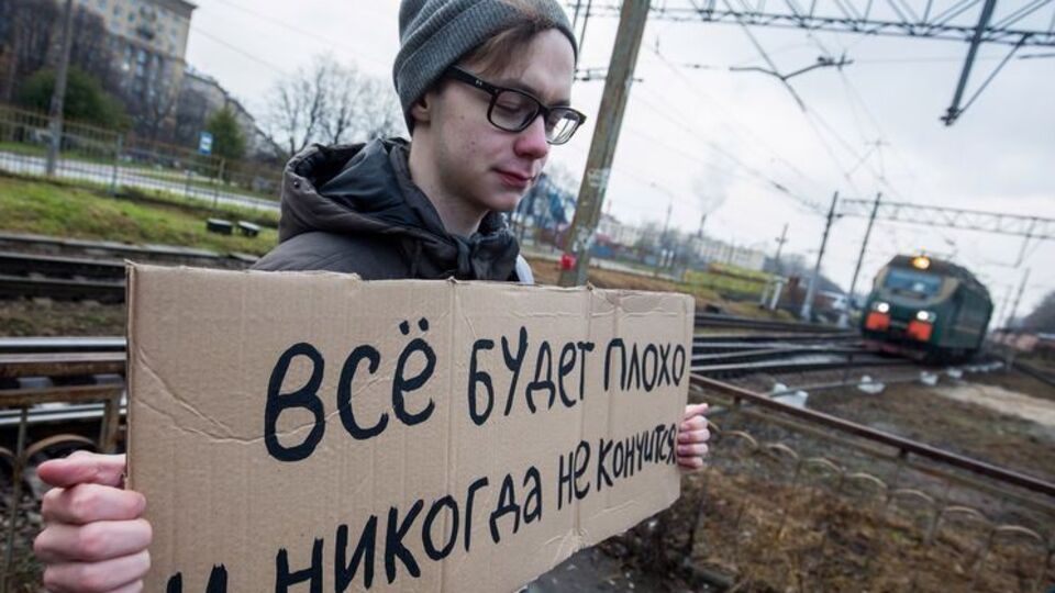 "Все будет плохо и никогда не кончится". В Петербурге прошел "увы-парад для увы-патриотов". Фоторепортаж