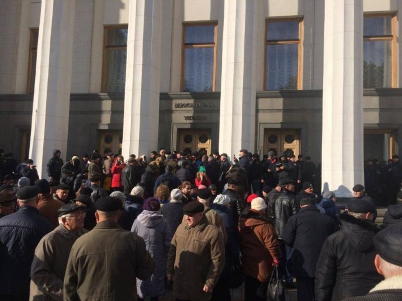 Полиция блокировала входы в здание парламента