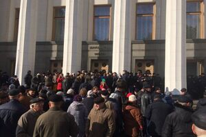 Полиция блокировала входы в здание парламента