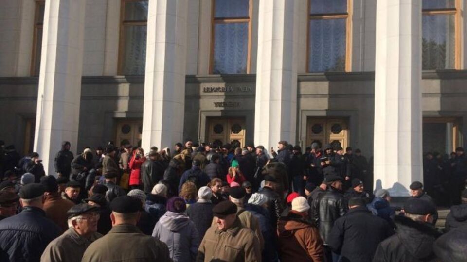 Полиция блокировала входы в здание парламента