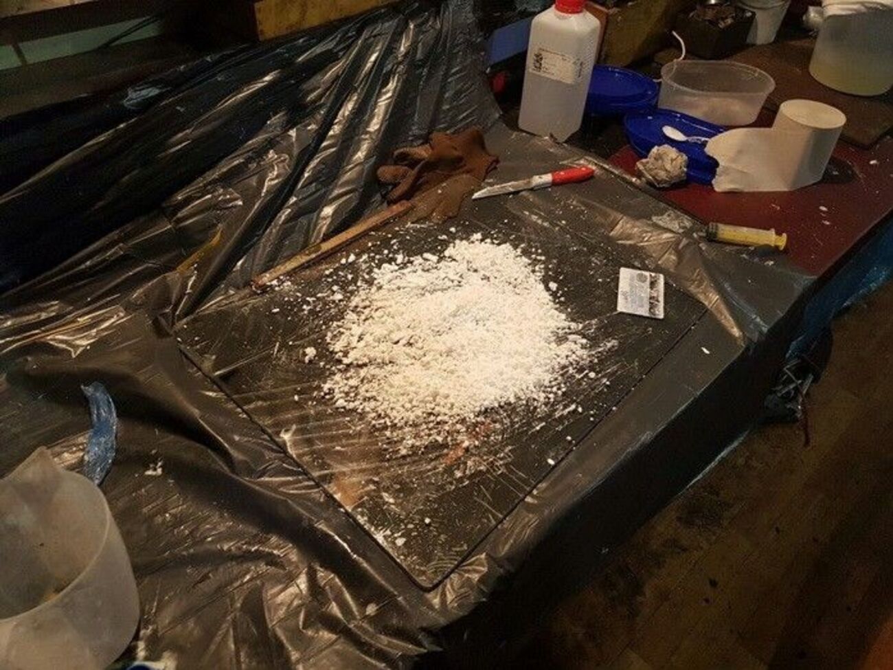 Некоторые наркотики злоумышленники изготавливали в собственной лаборатории