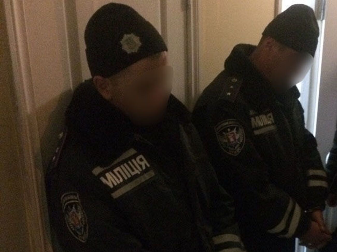 Старшие сержанты полиции, которые имеют опыт работы в органах более 10 лет, грабили пассажиров в Запорожье