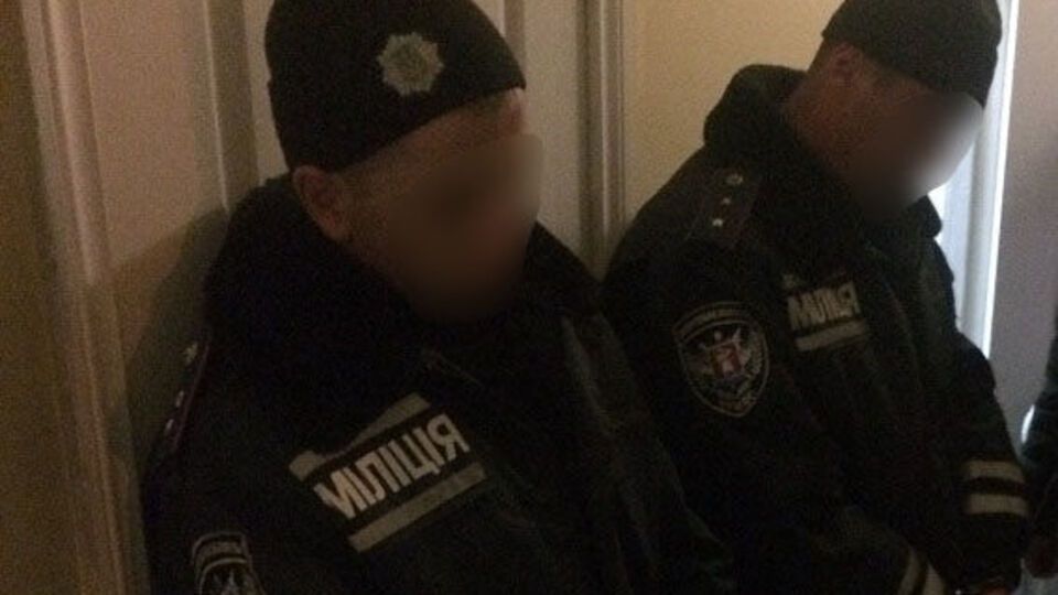 Старшие сержанты полиции, которые имеют опыт работы в органах более 10 лет, грабили пассажиров в Запорожье