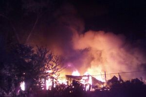 В течение часа пожарные потушили огонь