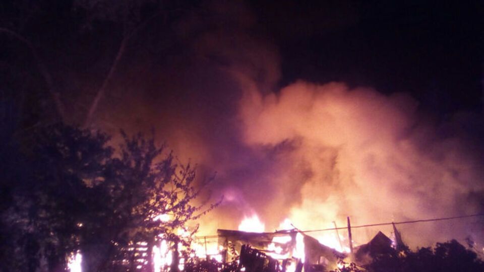 В течение часа пожарные потушили огонь