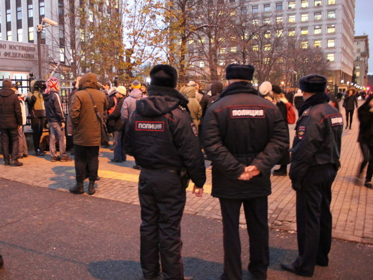 Около 50 человек собрались возле здания ФСИН