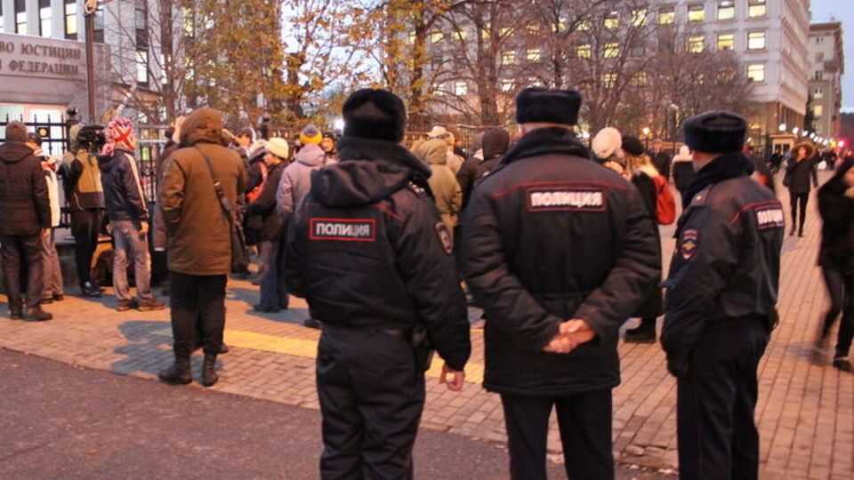 Около 50 человек собрались возле здания ФСИН