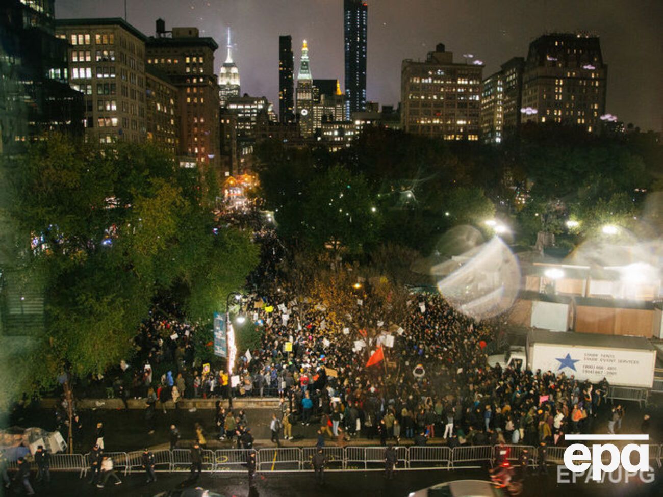 Протестующие скандируют "Не мой президент"