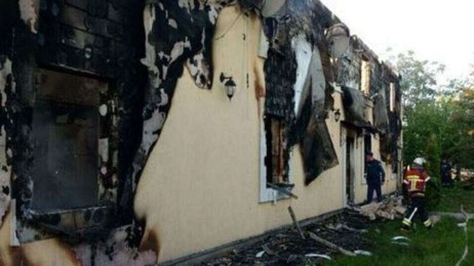 В прокуратуре отметили, что "в результате преступной самонадеянности и несоблюдения правил пожарной безопасности 40-летним подозреваемым" погибли 18 человек