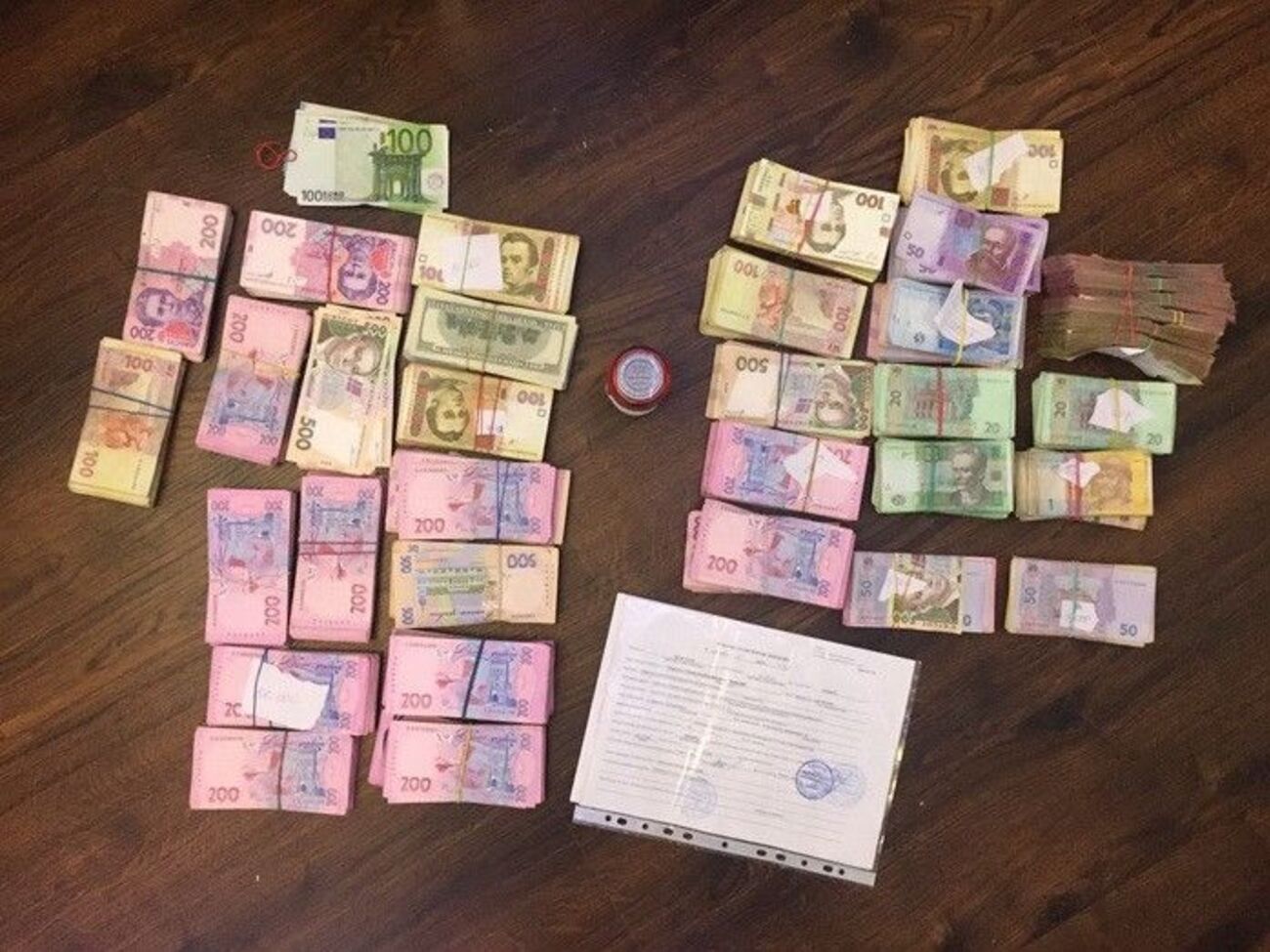 По месту жительства и работы госслужащих прошло десять обысков