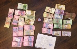 По месту жительства и работы госслужащих прошло десять обысков